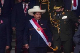  Pedro Castillo asume la presidencia de Perú y anuncia un proyecto de ley para convocar una Asamblea Constituyente