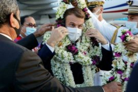  El ‘enredo’ de Emmanuel Macron entre decenas de collares de flores en su bienvenida a la Polinesia