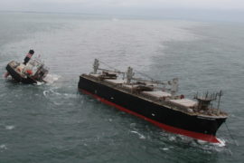 Un buque encalla y se parte en dos, provocando un derrame de petróleo en un puerto de Japón