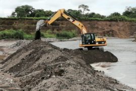  Equipo del MOP realiza dragado en Río Chico de Alanje