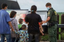  Estados Unidos amplía la expulsión de migrantes indocumentados en la frontera por la emergencia sanitaria