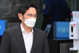  El líder de Samsung sale en libertad condicional tras un polémico indulto