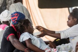  Miles de víctimas del terremoto en Haití esperan con urgencia la difícil llegada de ayuda humanitaria
