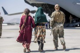  El tiempo se agota para miles de afganos que intentan huir de los talibanes