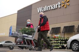  Target y Walmart ofrecen pagar los estudios de sus empleados