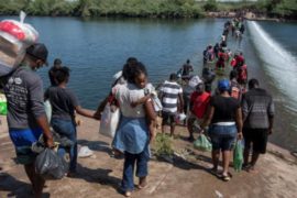 EEUU y México sacan a haitianos de la frontera; crece presión sobre Biden