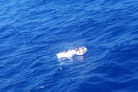  Cuatro días a la deriva: una mujer muere deshidratada tras amamantar a sus hijos para salvarlos de un naufragio