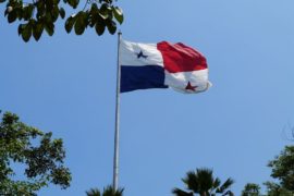  Con doblez de bandera del cerro Ancón inicia preámbulo de Fiestas Patrias