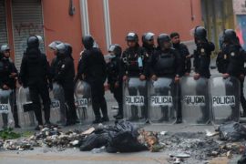  Un grupo de exmilitares entra a la fuerza en el Congreso de Guatemala para exigir una indemnización