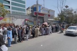  Largas colas en Kabul para conseguir el pasaporte talibán