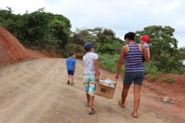  Familias que viven en condiciones de pobreza extrema en La Pitaloza de Herrera reciben cajas de alimentos