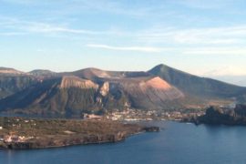  Comienza evacuación de 250 residentes de la isla Vulcano por los gases tóxicos que emite su volcán