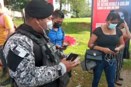  Sancionan a las personas por no utilizar mascarilla ni pantalla facial en el transporte público en Colón