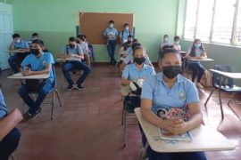  Estudiantes vuelven a las aulas después de dos años de educación virtual