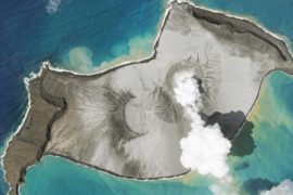  La isla del volcán de Tonga desaparece tras la potente erupción submarina, mientras la zona sigue incomunicada