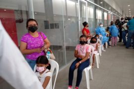  Cientos de niños acuden a ponerse su dosis pediátrica en Panamá Norte