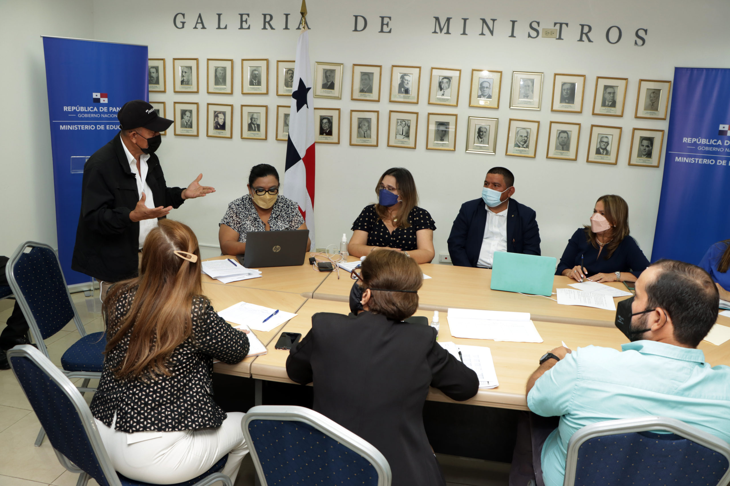  Padres de familia bocatoreños definen inicio del año escolar con autoridades del Meduca 