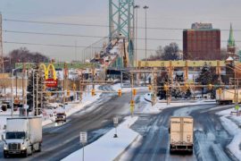  La policía de Canadá reabre el puente fronterizo con EE.UU. bloqueado por las protestas antivacunas