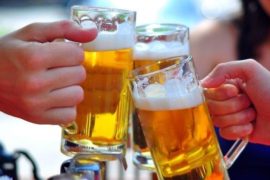  El riesgo de beber dos cervezas o dos copas de vino al día: daños cerebrales graves