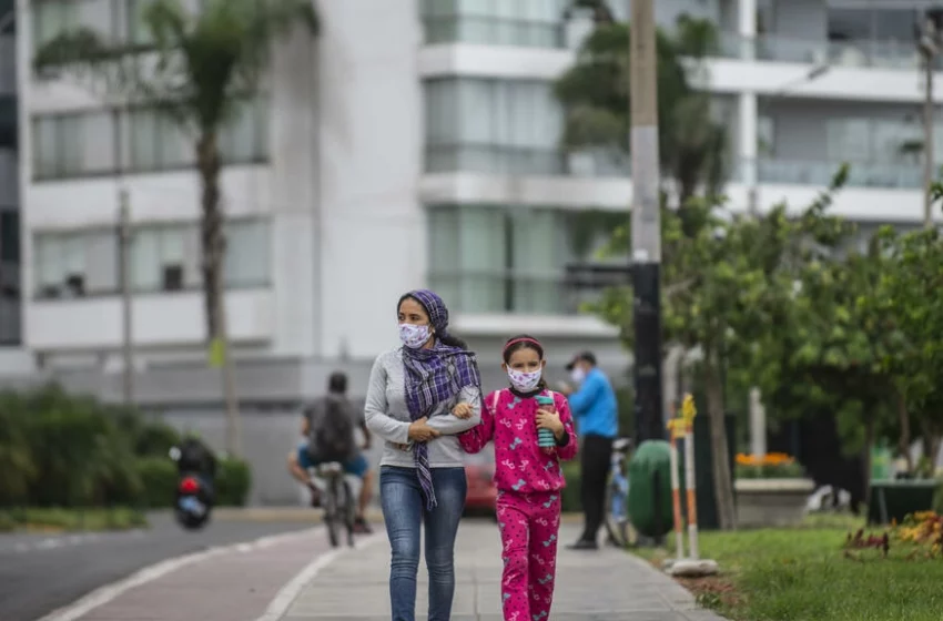  Perú mantiene uso obligatorio de mascarillas en la calle por pandemia