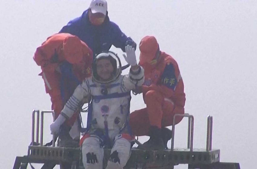  Regresan a la Tierra tres astronautas chinos tras realizar la misión espacial más larga de ese país