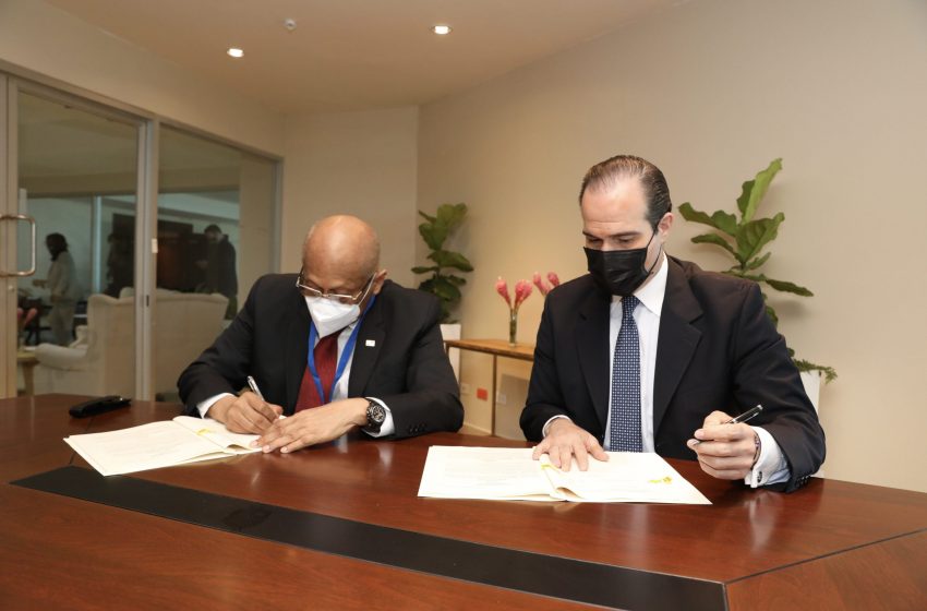  El Presidente Claver-Carone y el Ministro de Economía y Finanzas de Panamá firman contrato de préstamo por US$60 millones