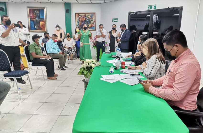  Autoridades del Meduca se reúnen con asociación de educadores de Chiriquí 