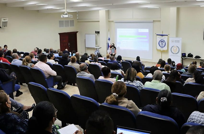  Directores de escuelas reciben capacitación sobre el adecuado uso del FECE