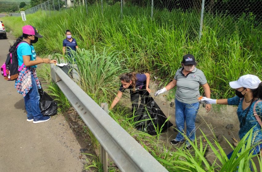  Ciudadanos de La Mesa de Veraguas se unen para limpiar las calles