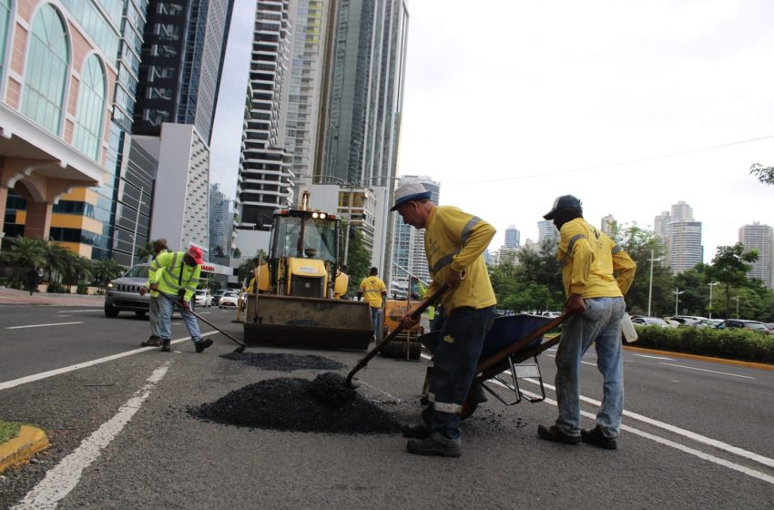  Cuadrillas del MOP de Panamá Centro continúan operativo de parcheo en la avenida Balboa