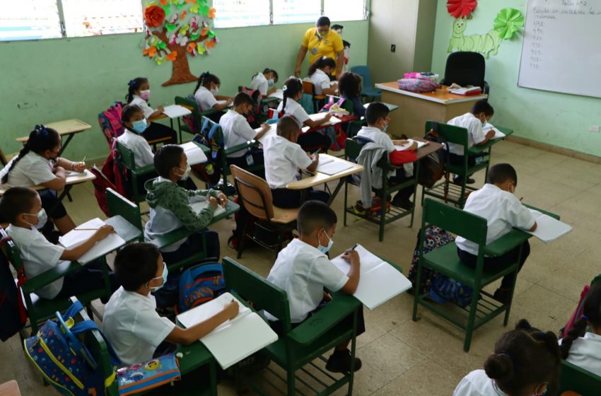  En la escuela Bilingüe El Tecal docentes continúan impartiendo clases 