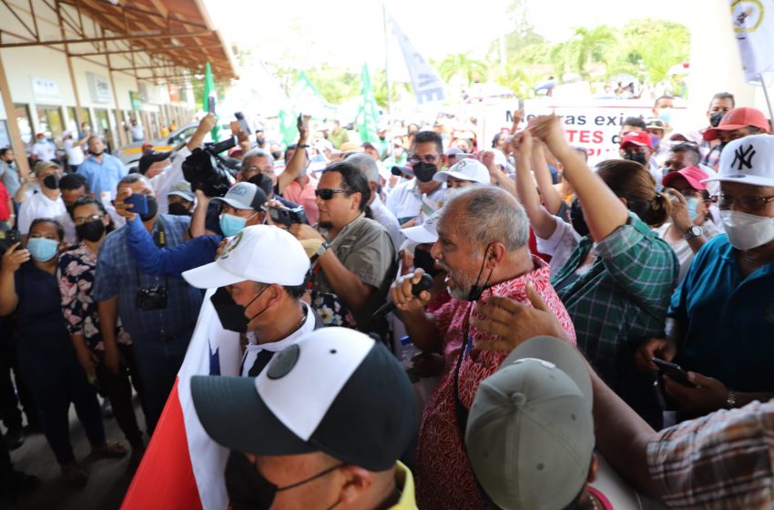  Defensoría abre queja contra la policía por los enfrentamientos durante las protestas de los docentes