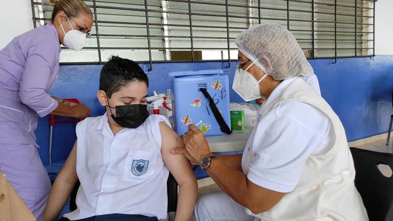  Autoridades de salud reiteran a los padres de familia que permitan vacunación de sus hijos en las escuelas
