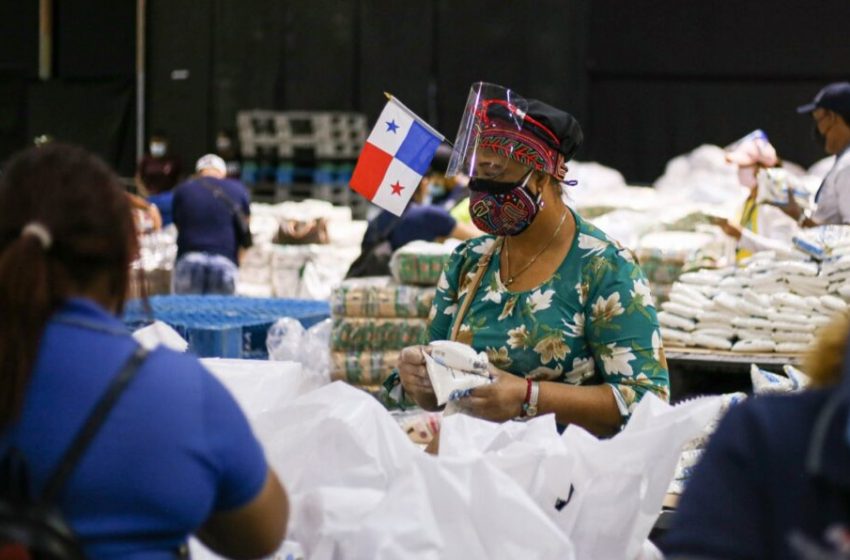  Preparan bolsas de comida para panameños afectados por cierre de calles