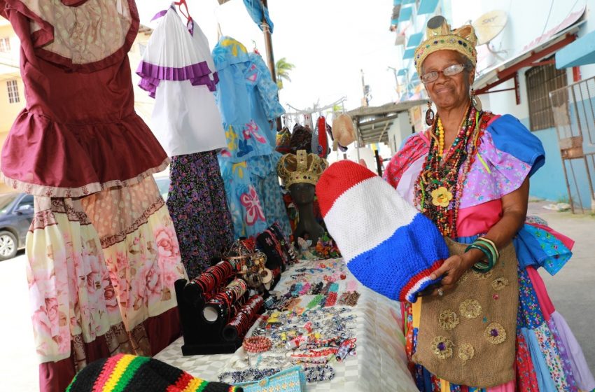  Con sus manos y creatividad, abuela de 73 años diseña piezas que mantiene viva la cultura afrodescendiente
