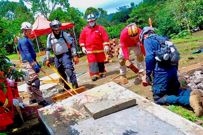  Bomberos panameños mejoran sus capacidades para realizar rescates en espacios confinados