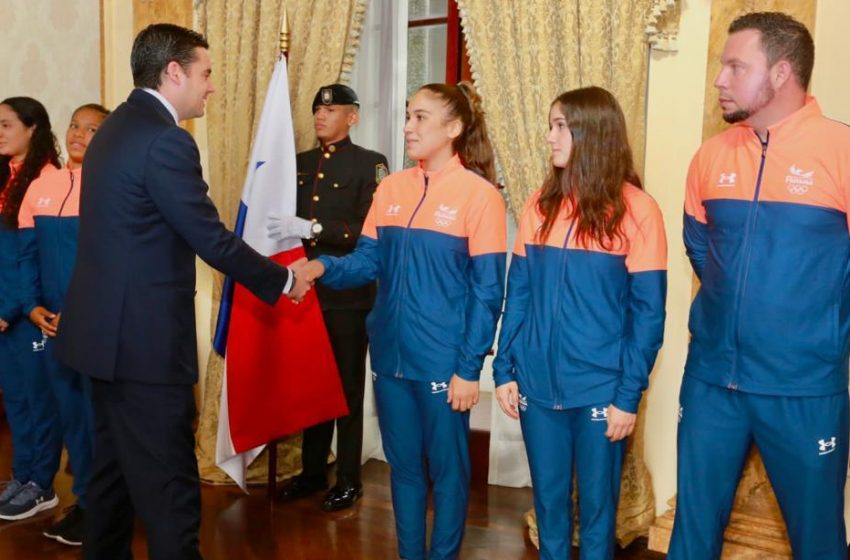  Vicepresidente Carrizo entregó el Pabellón Nacional a los atletas que representarán a Panamá en los Juegos Suramericanos