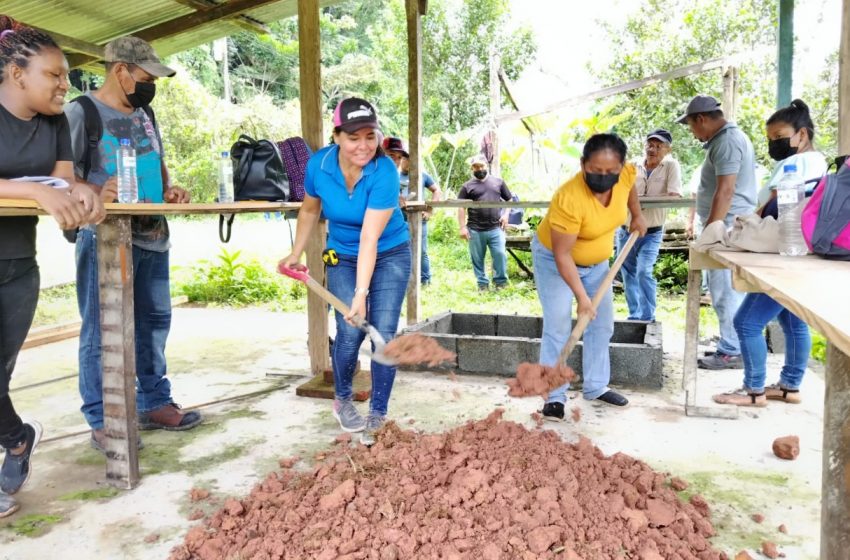  Mujeres Albañiles construyen estufa ecológica en el distrito de Omar Torrijos Herrera en Colón