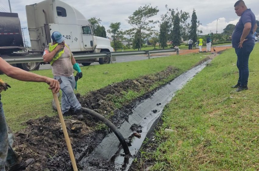  MiAMBIENTE atiende alerta por derrame de sustancias oleosas en Colón