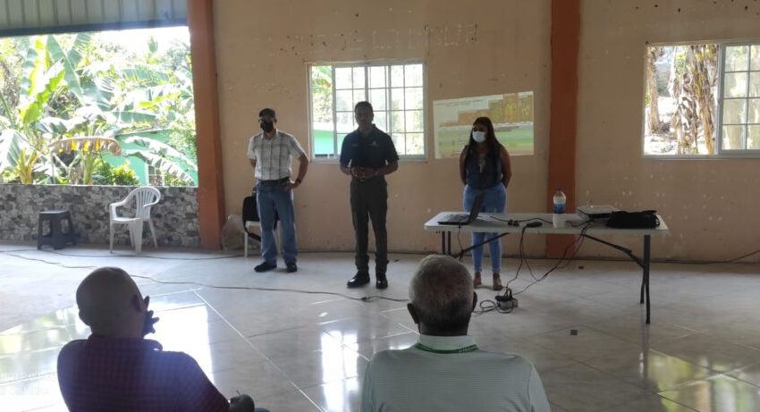  Capacitan a agricultores en el uso y manejo de productos naturales en Colón