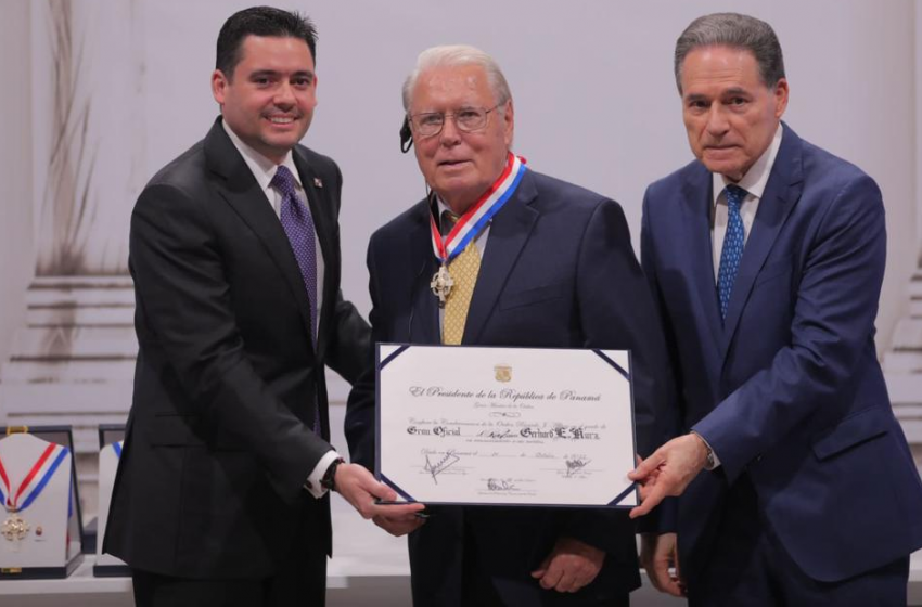  Vicepresidente Carrizo entrega Condecoración Nacional de la Orden Ricardo J. Alfaro a miembros de la Junta Asesora del Canal de Panamá