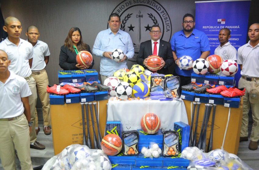  Minseg y Mingob donan implementos deportivos a estudiantes de la Academia Internado de Veracruz