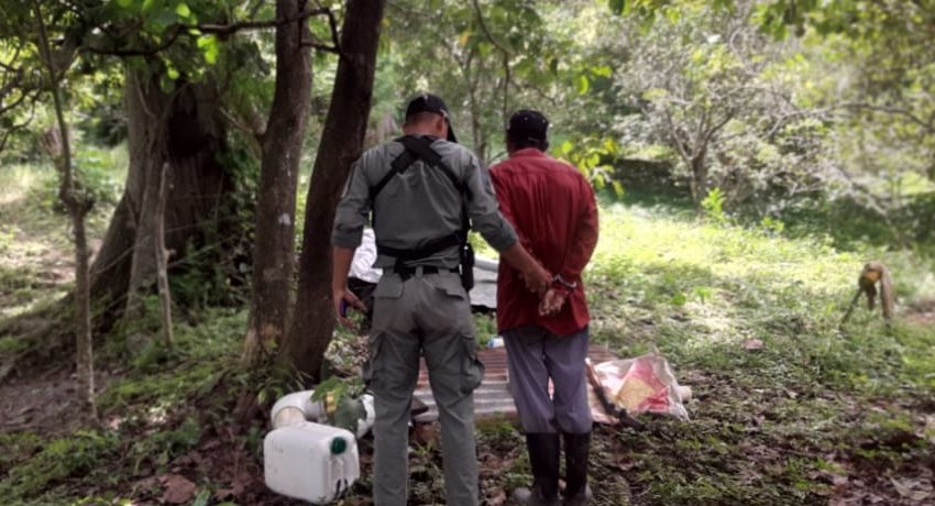  Sorprenden a un ciudadano con una escopeta en campamento improvisado dentro de área protegida en Panamá Oeste