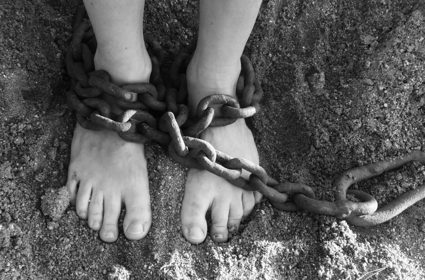  ¡Inhumano¡ Una niña de 13 años es liberada tras ser secuestrada, violada y prostituida por 24 hombres durante cuatro años