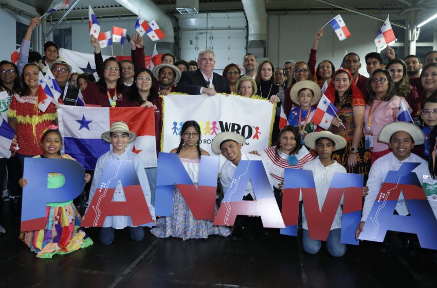  Primera Dama recibe bandera que acredita a Panamá como sede de la World Robot Olympiad 2023