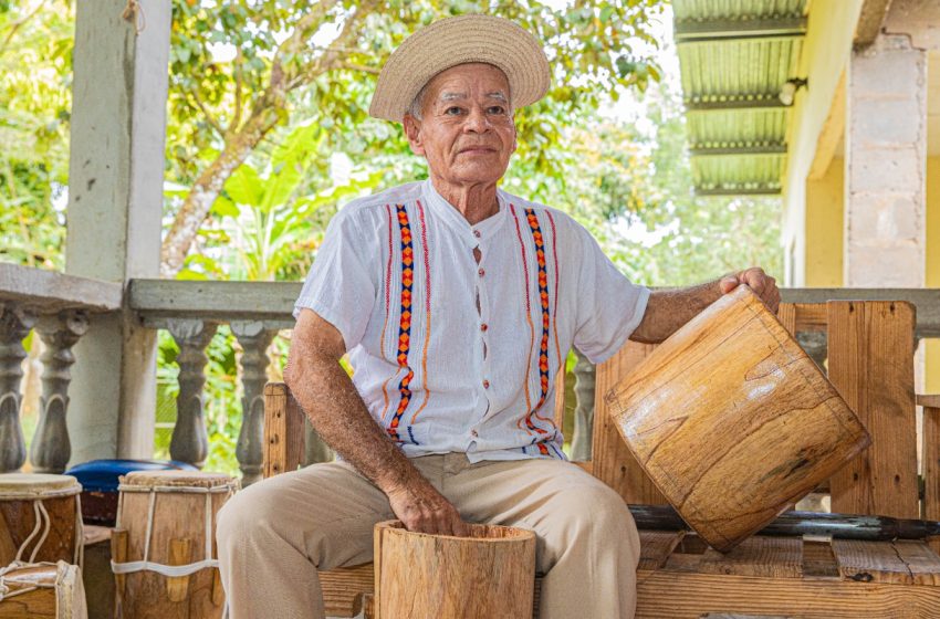  Eligio Tejedor, el maestro artesano que preserva la música folclórica con la fabricación de tambores