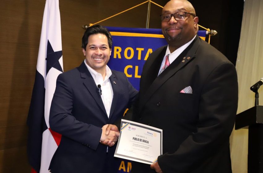  Club Rotario Panamá Este, entrega reconocimiento al director de la DGI
