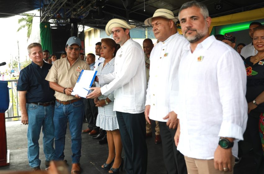 Vicepresidente Carrizo y ministro Sabonge entregan orden de proceder para proyecto vial en Isla Colón, Bocas del Toro