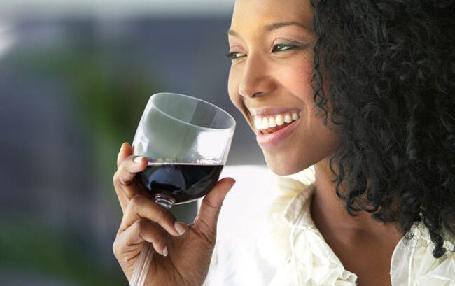  Un alto consumo de alcohol puede afectar la salud del corazón