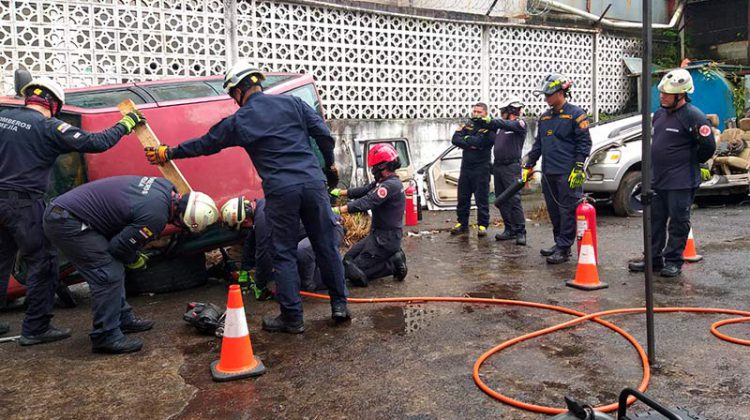  Bomberos se capacitan en extración de victimas de accidentes de tránsito